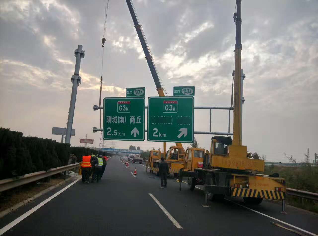 新疆新疆高速公路标志牌施工案例
