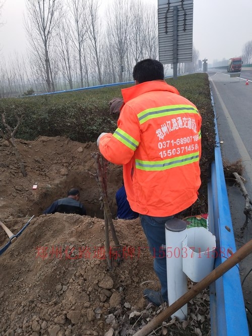 新疆新疆高速公路标志牌基础施工案例
